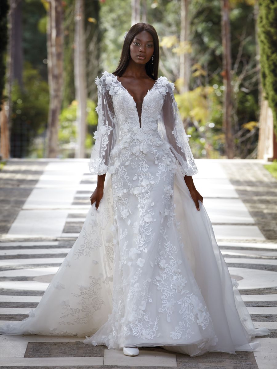 Style 1213 från Demetrios i flared stil brudklänning