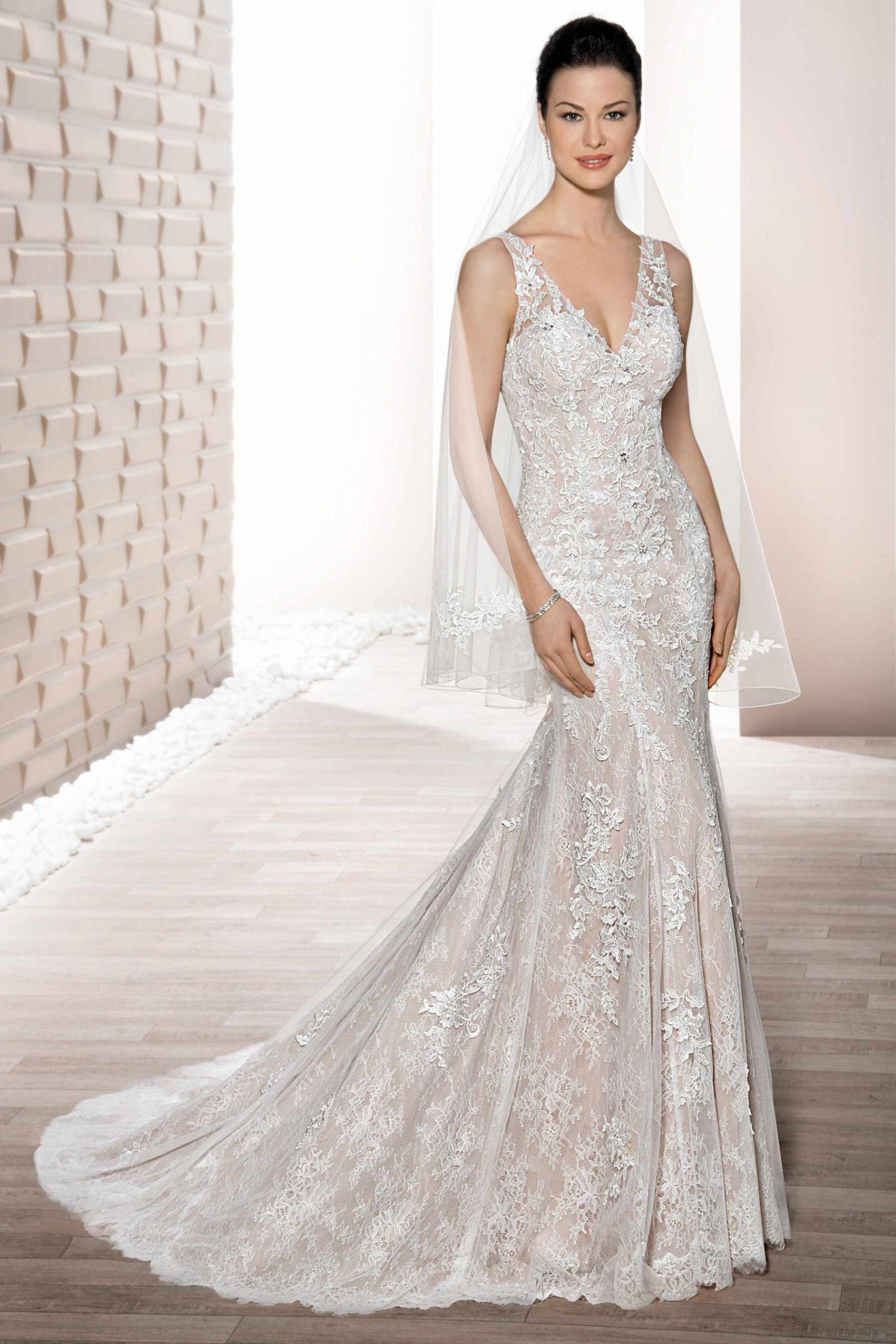 Style 708 från Demetrios i flared stil brudklänning