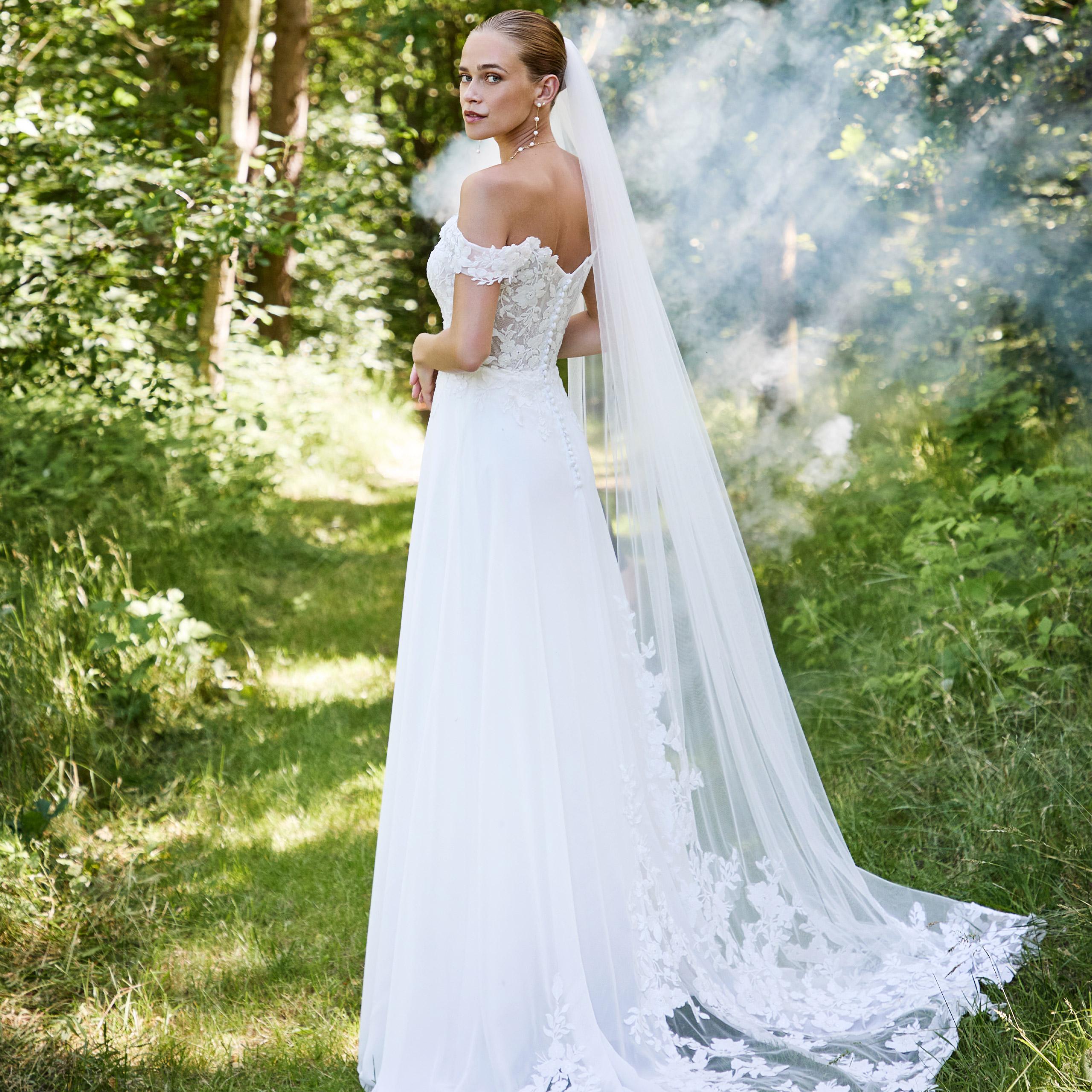 Elegans Pur – Brudklänning med spets och off-shoulder från Lilly brudklänning