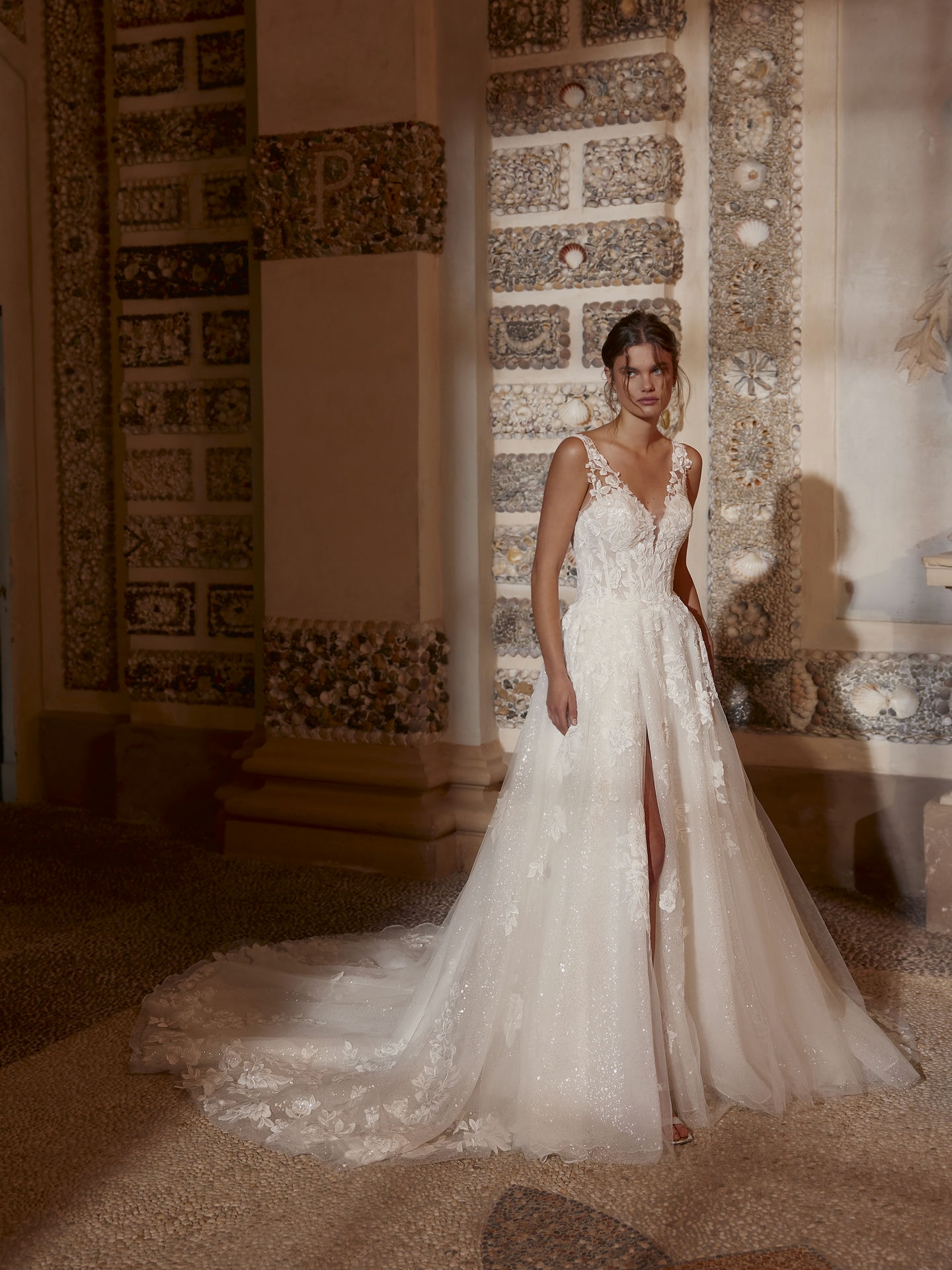 Style 1260 från Demetrios i a-line, slit stil brudklänning