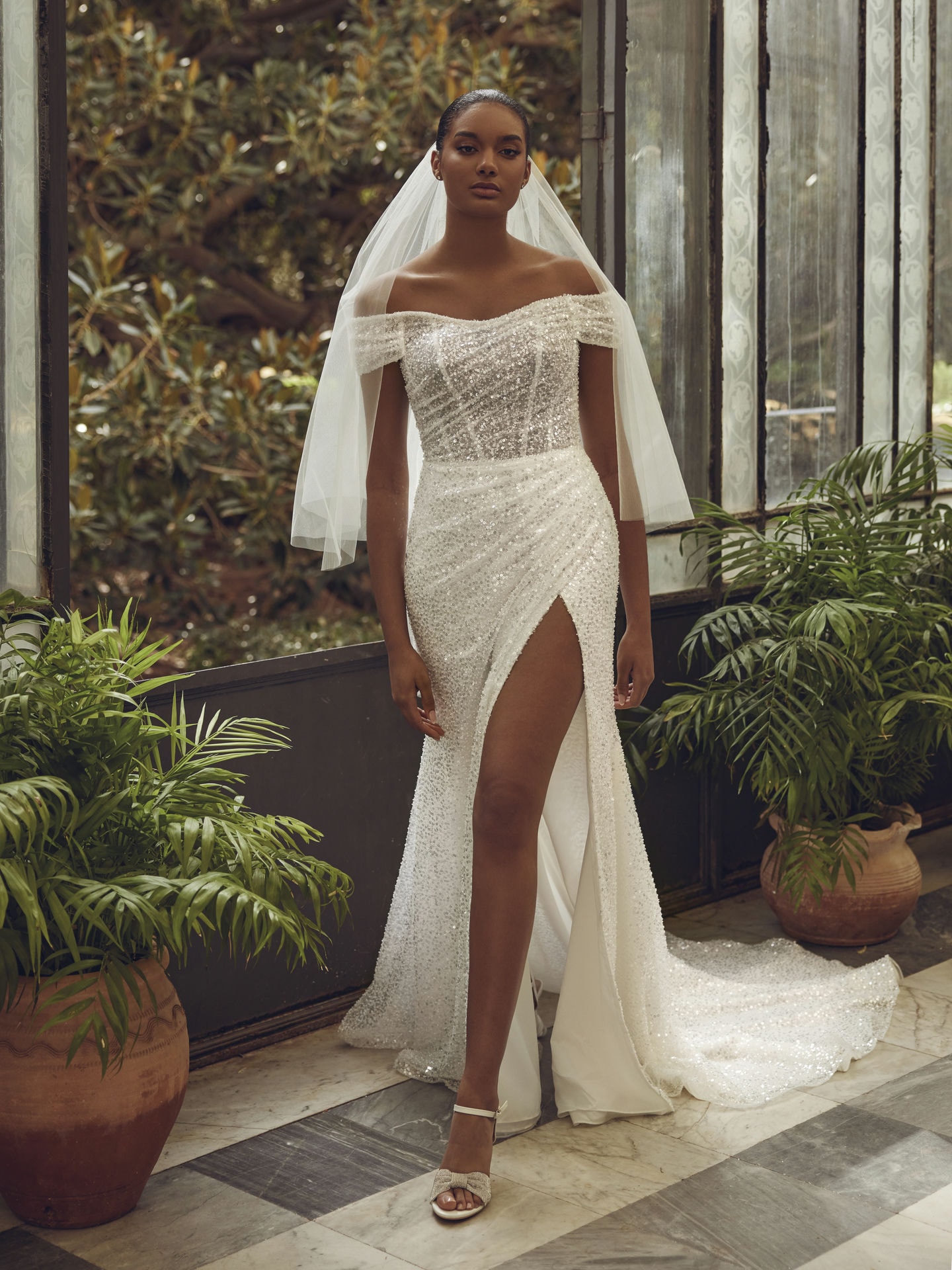 Style 1313 från Demetrios i flared stil brudklänning