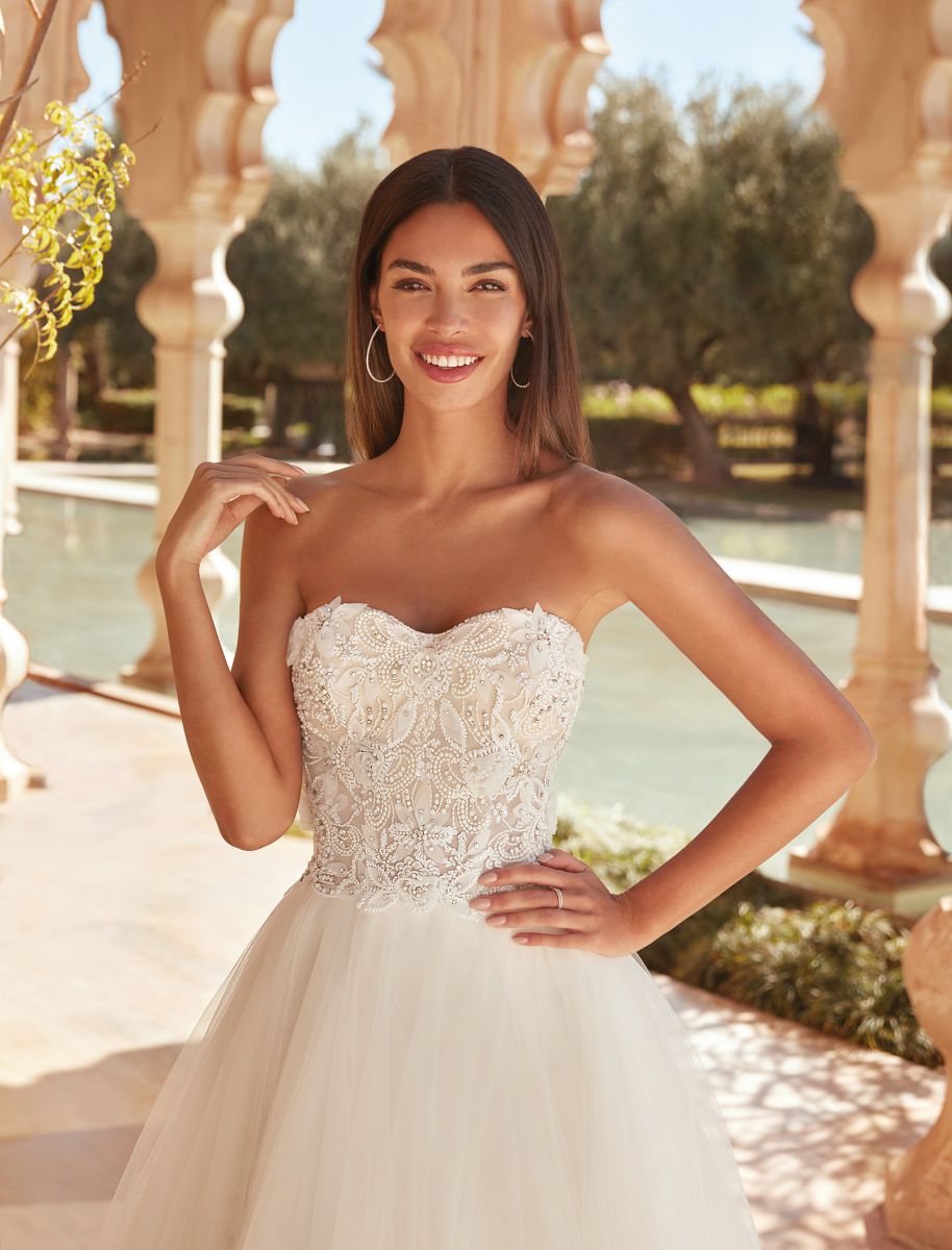 Style 1075 från Demetrios i ballgown stil brudklänning