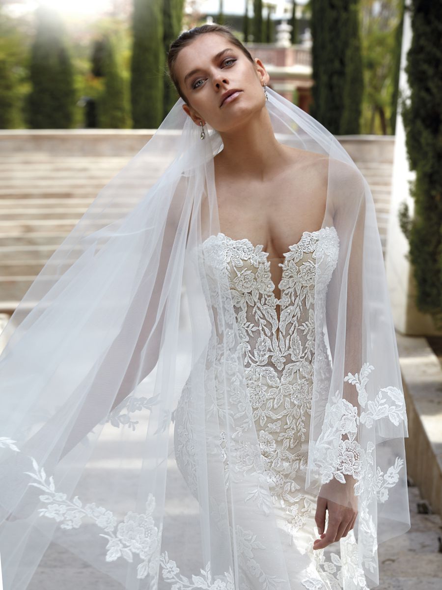 Style 1195 från Demetrios i flared stil brudklänning