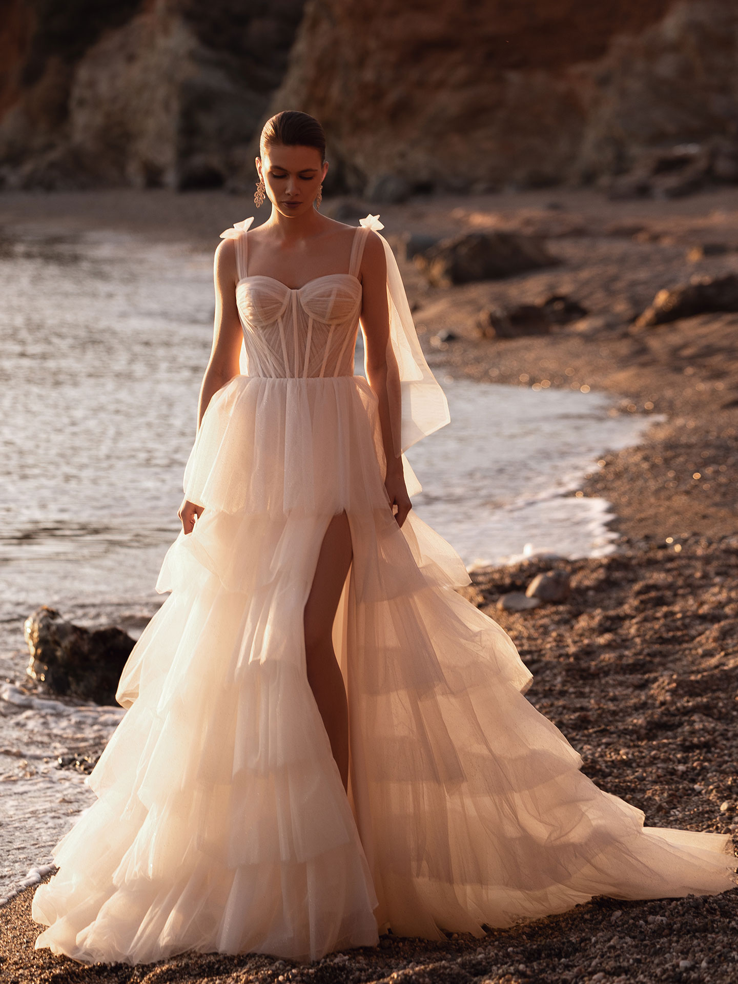 Style DR433 från Demetrios i ball gown stil brudklänning