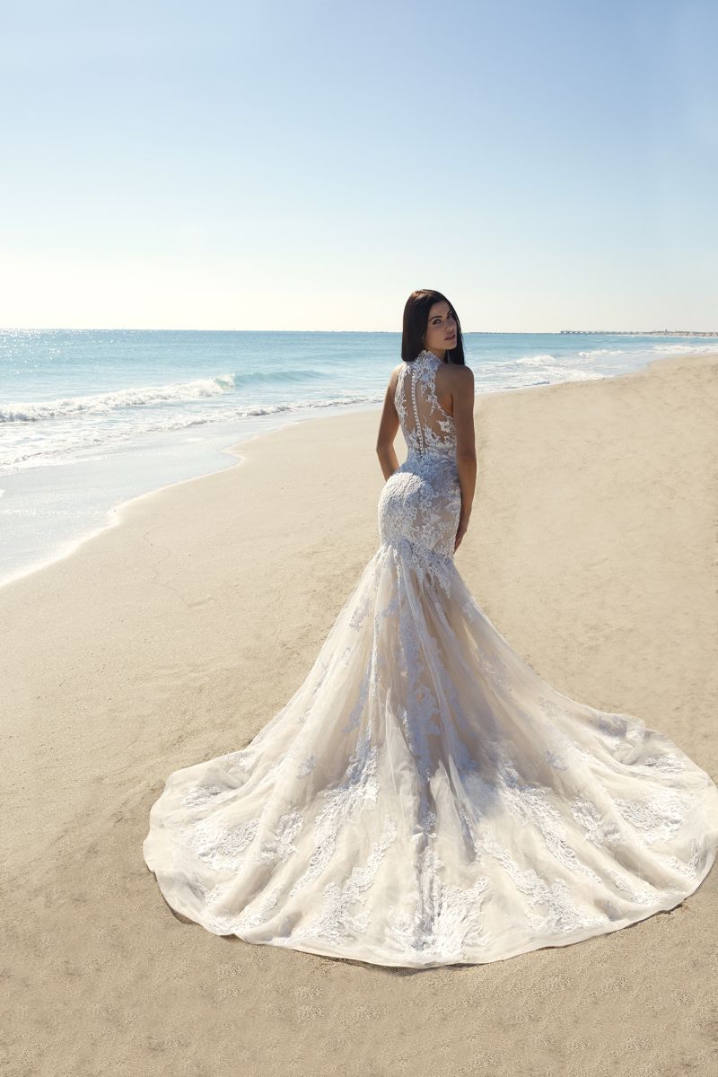 Style 1028 från Demetrios i flared stil brudklänning