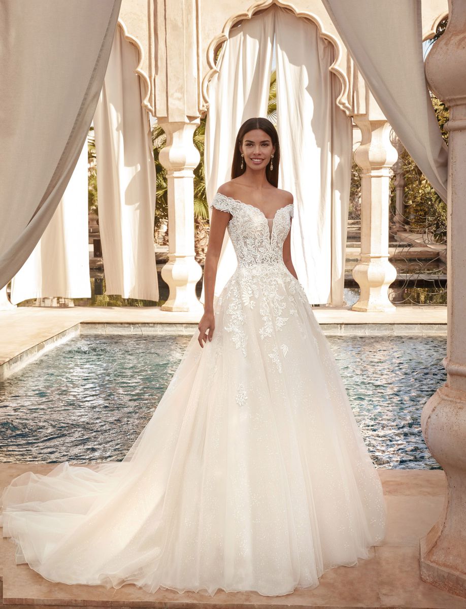 Style 1096 från Demetrios i ballgown stil brudklänning