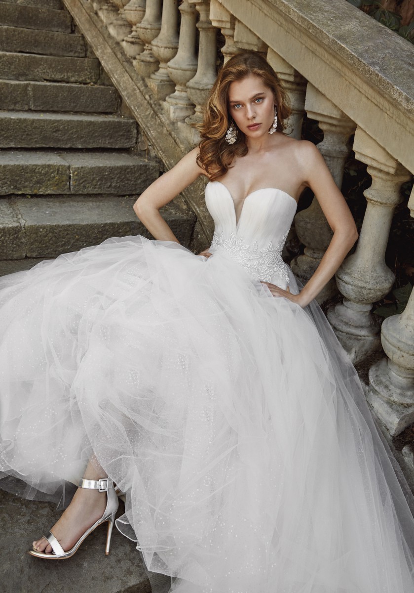 Style 1139 från Demetrios i ballgown stil brudklänning