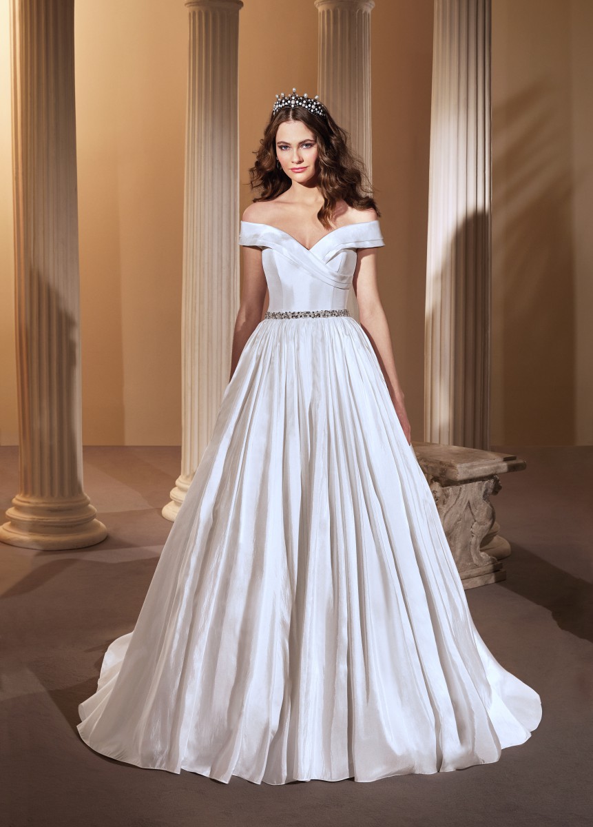 Style 1165 från Demetrios i ballgown stil brudklänning