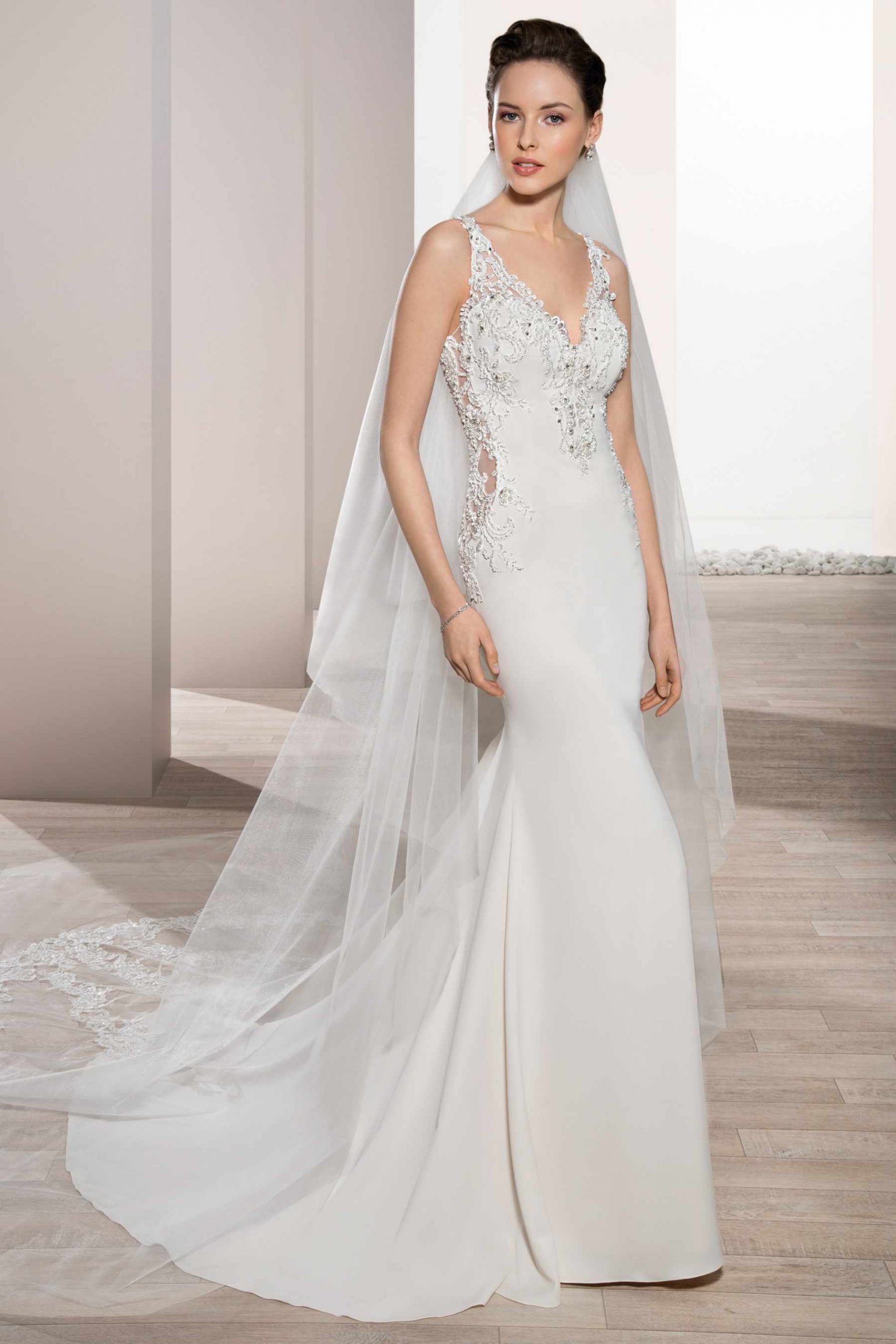 Style 702 från Demetrios i sheath stil brudklänning