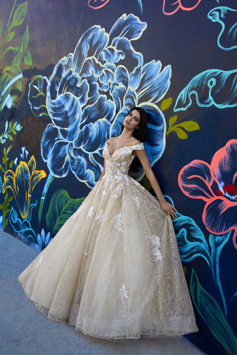 Style 1050 från Demetrios i ballgown stil brudklänning