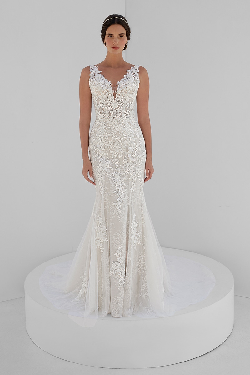 Style 20407 från Demetrios i flared stil brudklänning