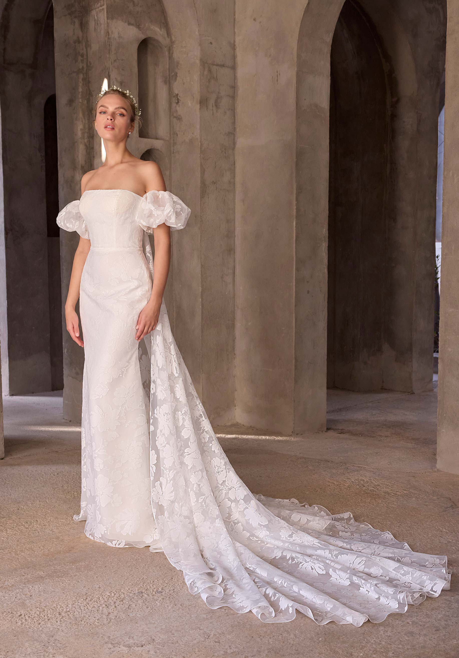 Sen från Morilee i fit and flare, sheath stil brudklänning