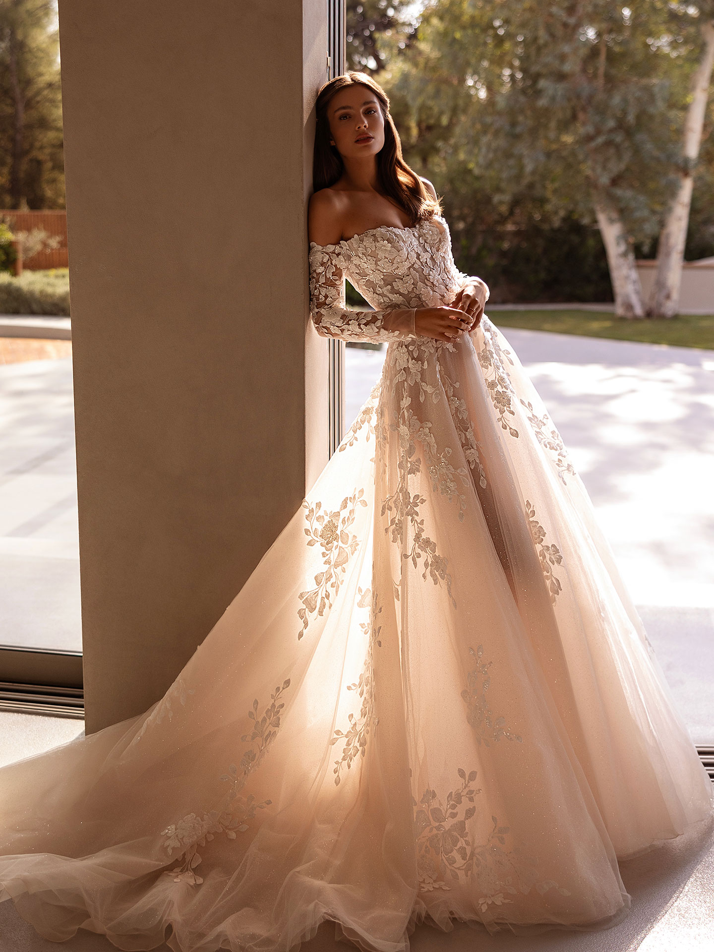 Style 1502 från Demetrios i a-line stil brudklänning