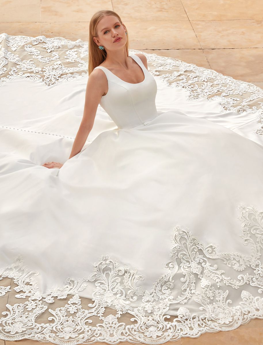 Style 1124 från Demetrios i ballgown stil brudklänning