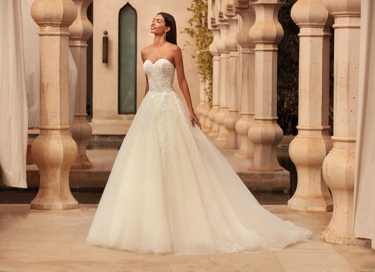 Style 1100 från Demetrios i ballgown stil brudklänning